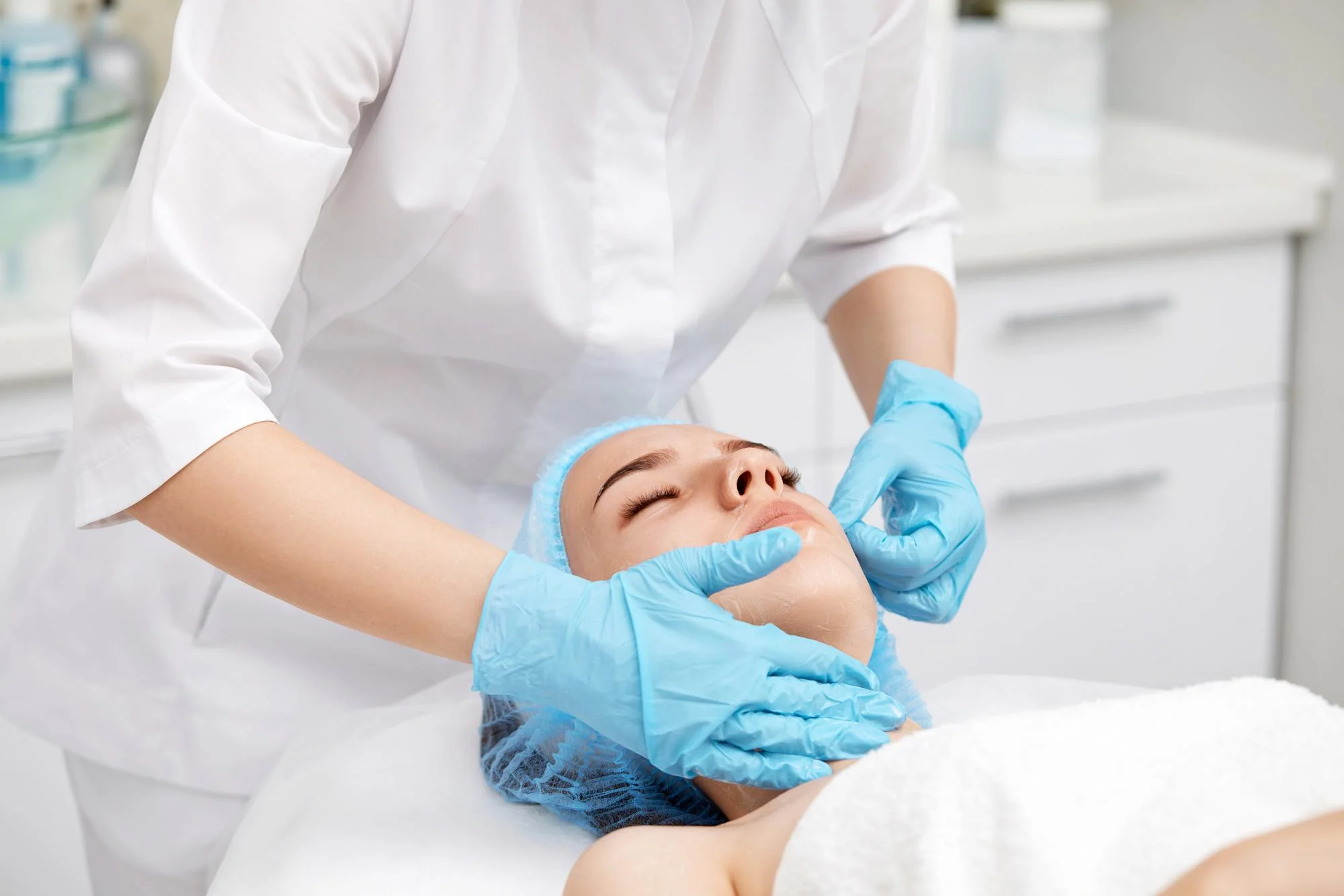 perawatan kulit di klinik vs home treatment